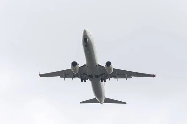 イスタンブール トルコ 2018 トルコ航空ボーイング 737 9F2Er 40986 着陸イスタンブール アタチュルク空港へ 328 — ストック写真