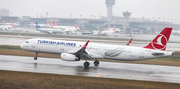 Istanbul, Türkiye - 04 Mart 2018: Türk Hava Yolları'nın Airbus A321-Istanbul Atatürk Havaalanına iniş 231 (Cn 7518). Senin 328 filo büyüklüğü ve 302 hedefleri Türkiye'nin bayrak taşıyıcı