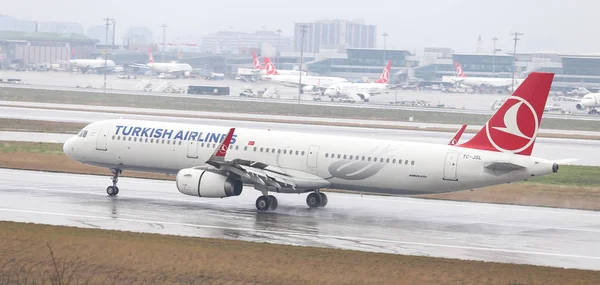 Istanbul, Türkiye - 04 Mart 2018: Türk Hava Yolları'nın Airbus A321-Istanbul Atatürk Havaalanına iniş 231 (Cn 5667). Senin 328 filo büyüklüğü ve 302 hedefleri Türkiye'nin bayrak taşıyıcı