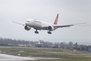 Istanbul, Türkiye - 04 Mart 2018: Türk Hava Yolları Boeing 777-3f2er (Cn 44116) açılış Istanbul Ataturk Havaalanı'na. Senin 328 filo büyüklüğü ve 302 hedefleri Türkiye'nin bayrak taşıyıcı