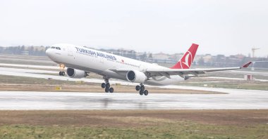 Istanbul, Türkiye - 04 Mart 2018: Türk Hava Yolları'nın Airbus A330-Istanbul Atatürk Havaalanına iniş 303 (Cn 1644). Senin 328 filo büyüklüğü ve 302 hedefleri Türkiye'nin bayrak taşıyıcı