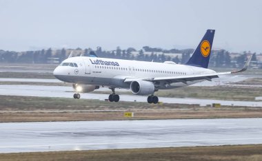 Istanbul, Türkiye - 04 Mart 2018: Lufthansa Airbus A320-Istanbul Atatürk Havaalanına iniş 214 (Cn 6202). Lufthansa 302 filo büyüklüğü ve 220 hedefleri vardır