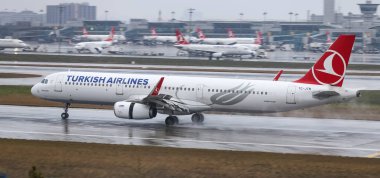 Istanbul, Türkiye - 04 Mart 2018: Türk Hava Yolları'nın Airbus A321-Istanbul Atatürk Havaalanına iniş 231 (Cn 7242). Senin 328 filo büyüklüğü ve 302 hedefleri Türkiye'nin bayrak taşıyıcı