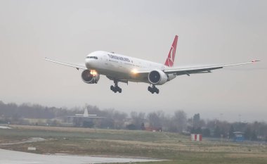 Istanbul, Türkiye - 04 Mart 2018: Türk Hava Yolları Boeing 777-3u8er (Cn 42097) açılış Istanbul Ataturk Havaalanı'na. Senin 328 filo büyüklüğü ve 302 hedefleri Türkiye'nin bayrak taşıyıcı