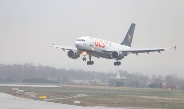 Istanbul, Türkiye - 04 Mart 2018: Uls havayolları kargo Istanbul Atatürk Havaalanına iniş Airbus 310-304f (Cn 592). ULS havayolları var 3 filo büyüklüğü ve 10'dan fazla yerler