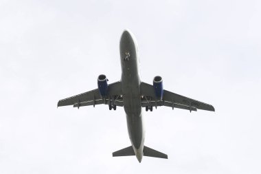 Istanbul, Türkiye - 04 Mart 2018: Onur Air Airbus A320-Istanbul Atatürk Havaalanına iniş 232 (Cn 661). Onur Air 24 filo büyüklüğü ve 38 hedefleri vardır