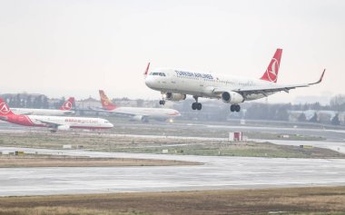 Istanbul, Türkiye - 04 Mart 2018: Türk Hava Yolları'nın Airbus A321-Istanbul Atatürk Havaalanına iniş 231 (Cn 5584). Senin 328 filo büyüklüğü ve 302 hedefleri Türkiye'nin bayrak taşıyıcı