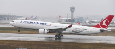 Istanbul, Türkiye - 04 Mart 2018: Türk Hava Yolları'nın Airbus A330-Istanbul Atatürk Havaalanına iniş 203 (Cn 774). Senin 328 filo büyüklüğü ve 302 hedefleri Türkiye'nin bayrak taşıyıcı