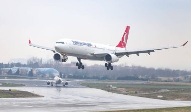 Istanbul, Türkiye - 04 Mart 2018: Türk Hava Yolları'nın Airbus A330-Istanbul Atatürk Havaalanına iniş 343e (Cn 1651). Senin 328 filo büyüklüğü ve 302 hedefleri Türkiye'nin bayrak taşıyıcı