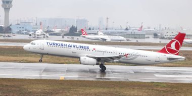 Istanbul, Türkiye - 04 Mart 2018: Türk Hava Yolları'nın Airbus A321-Istanbul Atatürk Havaalanına iniş 231 (Cn 3207). Senin 328 filo büyüklüğü ve 302 hedefleri Türkiye'nin bayrak taşıyıcı