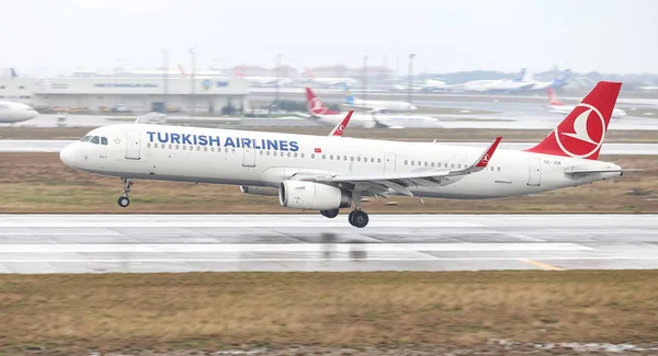 イスタンブール トルコ 2018 トルコ航空エアバス A321 231 5663 イスタンブール アタチュルク空港へ着陸します 328 — ストック写真