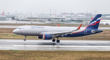 Istanbul, Türkiye - 04 Mart 2018: Aeroflot Airbus A320-Istanbul Atatürk Havaalanına iniş 214 (Cn 7653). Aeroflot Rusya Federasyonu bayrak taşıyıcı 230 filo büyüklüğü ve 129 hedefleri olduğunu