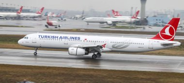 Istanbul, Türkiye - 04 Mart 2018: Türk Hava Yolları'nın Airbus A321-Istanbul Atatürk Havaalanına iniş 231 (Cn 3688). Senin 328 filo büyüklüğü ve 302 hedefleri Türkiye'nin bayrak taşıyıcı