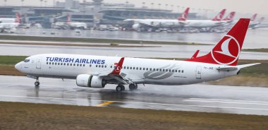 Istanbul, Türkiye - 04 Mart 2018: Türk Hava Yolları Boeing 737-8f2 (Cn 35739) açılış Istanbul Ataturk Havaalanı'na. Senin 328 filo büyüklüğü ve 302 hedefleri Türkiye'nin bayrak taşıyıcı