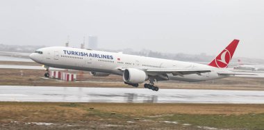 Istanbul, Türkiye - 04 Mart 2018: Türk Hava Yolları Boeing 777-3f2er (Cn 44125) açılış Istanbul Ataturk Havaalanı'na. Senin 328 filo büyüklüğü ve 302 hedefleri Türkiye'nin bayrak taşıyıcı