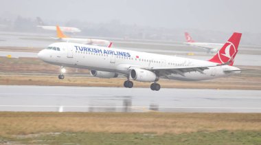 Istanbul, Türkiye - 04 Mart 2018: Türk Hava Yolları'nın Airbus A321-Istanbul Atatürk Havaalanına iniş 231 (Cn 6682). Senin 328 filo büyüklüğü ve 302 hedefleri Türkiye'nin bayrak taşıyıcı