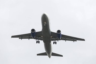 Istanbul, Türkiye - 04 Mart 2018: Onur Air Airbus A320-Istanbul Atatürk Havaalanına iniş 232 (Cn 661). Onur Air 24 filo büyüklüğü ve 38 hedefleri vardır