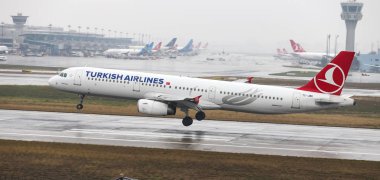 Istanbul, Türkiye - 04 Mart 2018: Türk Hava Yolları'nın Airbus A321-Istanbul Atatürk Havaalanına iniş 231 (Cn 3738). Senin 328 filo büyüklüğü ve 302 hedefleri Türkiye'nin bayrak taşıyıcı