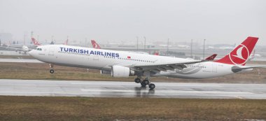 Istanbul, Türkiye - 04 Mart 2018: Türk Hava Yolları'nın Airbus A330-Istanbul Atatürk Havaalanına iniş 203 (Cn 774). Senin 328 filo büyüklüğü ve 302 hedefleri Türkiye'nin bayrak taşıyıcı