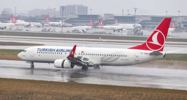 Istanbul, Türkiye - 04 Mart 2018: Türk Hava Yolları Boeing 737-8f2 (Cn 40987) açılış Istanbul Ataturk Havaalanı'na. Senin 328 filo büyüklüğü ve 302 hedefleri Türkiye'nin bayrak taşıyıcı