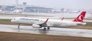 Istanbul, Türkiye - 04 Mart 2018: Türk Hava Yolları'nın Airbus A321-Istanbul Atatürk Havaalanına iniş 231 (Cn 5667). Senin 328 filo büyüklüğü ve 302 hedefleri Türkiye'nin bayrak taşıyıcı