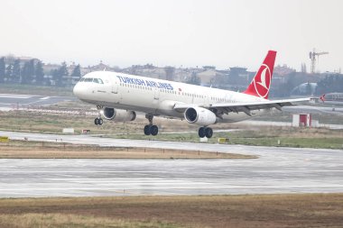 Istanbul, Türkiye - 04 Mart 2018: Türk Hava Yolları'nın Airbus A321-Istanbul Atatürk Havaalanına iniş 231 (Cn 5254). Senin 328 filo büyüklüğü ve 302 hedefleri Türkiye'nin bayrak taşıyıcı