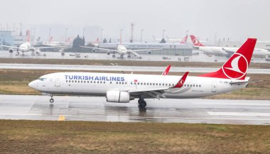 Istanbul, Türkiye - 04 Mart 2018: Türk Hava Yolları Boeing 737-8f2 (Cn 35743) açılış Istanbul Ataturk Havaalanı'na. Senin 328 filo büyüklüğü ve 302 hedefleri Türkiye'nin bayrak taşıyıcı