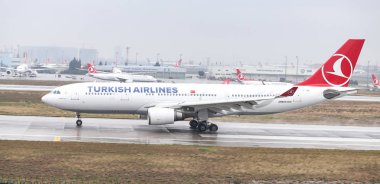 Istanbul, Türkiye - 04 Mart 2018: Türk Hava Yolları'nın Airbus A330-Istanbul Atatürk Havaalanına iniş 203 (Cn 754). Senin 328 filo büyüklüğü ve 302 hedefleri Türkiye'nin bayrak taşıyıcı