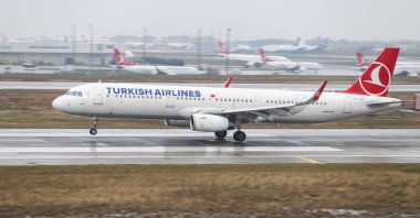 Istanbul, Türkiye - 04 Mart 2018: Türk Hava Yolları'nın Airbus A321-Istanbul Atatürk Havaalanına iniş 231 (Cn 5490). Senin 328 filo büyüklüğü ve 302 hedefleri Türkiye'nin bayrak taşıyıcı