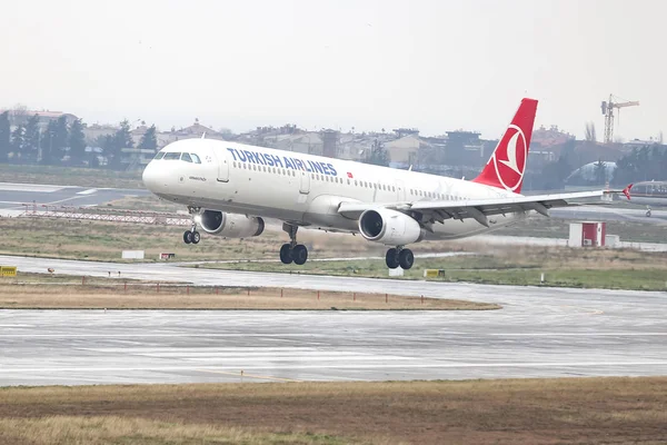 Istanbul, Türkiye - 04 Mart 2018: Türk Hava Yolları'nın Airbus A321-Istanbul Atatürk Havaalanına iniş 231 (Cn 5254). Senin 328 filo büyüklüğü ve 302 hedefleri Türkiye'nin bayrak taşıyıcı