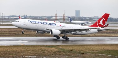Istanbul, Türkiye - 04 Mart 2018: Türk Hava Yolları'nın Airbus A330-Istanbul Atatürk Havaalanına iniş 223 (Cn 869). Senin 328 filo büyüklüğü ve 302 hedefleri Türkiye'nin bayrak taşıyıcı