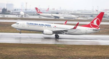Istanbul, Türkiye - 04 Mart 2018: Türk Hava Yolları Boeing 737-8f2 (Cn 42001) açılış Istanbul Ataturk Havaalanı'na. Senin 328 filo büyüklüğü ve 302 hedefleri Türkiye'nin bayrak taşıyıcı