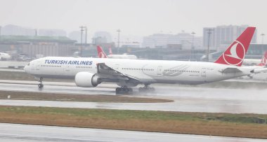 Istanbul, Türkiye - 04 Mart 2018: Türk Hava Yolları Boeing 777-3f2er (Cn 44119) açılış Istanbul Ataturk Havaalanı'na. Senin 328 filo büyüklüğü ve 302 hedefleri Türkiye'nin bayrak taşıyıcı