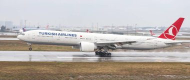 Istanbul, Türkiye - 04 Mart 2018: Türk Hava Yolları Boeing 777-3f2er (Cn 40796) açılış Istanbul Ataturk Havaalanı'na. Senin 328 filo büyüklüğü ve 302 hedefleri Türkiye'nin bayrak taşıyıcı