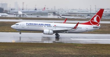 Istanbul, Türkiye - 04 Mart 2018: Türk Hava Yolları Boeing 737-8f2 (Cn 35739) açılış Istanbul Ataturk Havaalanı'na. Senin 328 filo büyüklüğü ve 302 hedefleri Türkiye'nin bayrak taşıyıcı