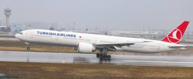 Istanbul, Türkiye - 04 Mart 2018: Türk Hava Yolları Boeing 777-3f2er (Cn 40791) açılış Istanbul Ataturk Havaalanı'na. Senin 328 filo büyüklüğü ve 302 hedefleri Türkiye'nin bayrak taşıyıcı