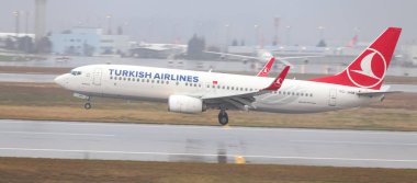 Istanbul, Türkiye - 04 Mart 2018: Türk Hava Yolları Boeing 737-8f2 (Cn 40980) açılış Istanbul Ataturk Havaalanı'na. Senin 328 filo büyüklüğü ve 302 hedefleri Türkiye'nin bayrak taşıyıcı