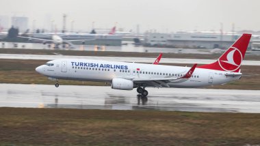 Istanbul, Türkiye - 04 Mart 2018: Türk Hava Yolları Boeing 737-8f2 (Cn 34416) açılış Istanbul Ataturk Havaalanı'na. Senin 328 filo büyüklüğü ve 302 hedefleri Türkiye'nin bayrak taşıyıcı
