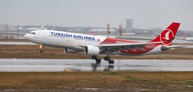 Istanbul, Türkiye - 04 Mart 2018: Türk Hava Yolları'nın Airbus A330-Istanbul Atatürk Havaalanına iniş 223 (Cn 1118). Senin 328 filo büyüklüğü ve 302 hedefleri Türkiye'nin bayrak taşıyıcı