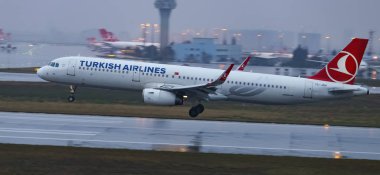 Istanbul, Türkiye - 04 Mart 2018: Türk Hava Yolları'nın Airbus A321-Istanbul Atatürk Havaalanına iniş 231 (Cn 5546). Senin 328 filo büyüklüğü ve 302 hedefleri Türkiye'nin bayrak taşıyıcı