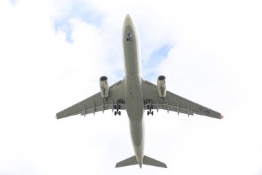 Istanbul, Türkiye - 04 Mart 2018: Türk Hava Yolları'nın Airbus A330-343 Istanbul Ataturk Havaalanı'na iniş (Cn 1228) x. Senin 328 filo büyüklüğü ve 302 hedefleri Türkiye'nin bayrak taşıyıcı