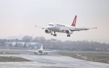 Istanbul, Türkiye - 04 Mart 2018: Türk Hava Yolları'nın Airbus A320-Istanbul Atatürk Havaalanına iniş 232 (Cn 2164). Senin 328 filo büyüklüğü ve 302 hedefleri Türkiye'nin bayrak taşıyıcı