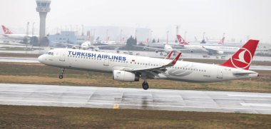 Istanbul, Türkiye - 04 Mart 2018: Türk Hava Yolları'nın Airbus A321-Istanbul Atatürk Havaalanına iniş 231 (Cn 5584). Senin 328 filo büyüklüğü ve 302 hedefleri Türkiye'nin bayrak taşıyıcı