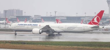 Istanbul, Türkiye - 04 Mart 2018: Türk Hava Yolları Boeing 777-3f2er (Cn 40797) açılış Istanbul Ataturk Havaalanı'na. Senin 328 filo büyüklüğü ve 302 hedefleri Türkiye'nin bayrak taşıyıcı