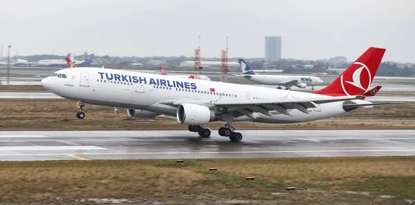 Istanbul, Türkiye - 04 Mart 2018: Türk Hava Yolları'nın Airbus A330-Istanbul Atatürk Havaalanına iniş 223 (Cn 869). Senin 328 filo büyüklüğü ve 302 hedefleri Türkiye'nin bayrak taşıyıcı