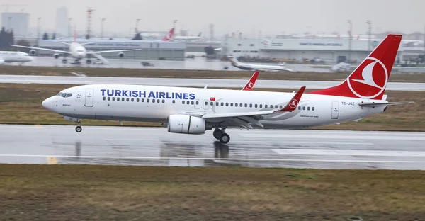 Istanbul, Türkiye - 04 Mart 2018: Türk Hava Yolları Boeing 737-8f2 (Cn 35739) açılış Istanbul Ataturk Havaalanı'na. Senin 328 filo büyüklüğü ve 302 hedefleri Türkiye'nin bayrak taşıyıcı
