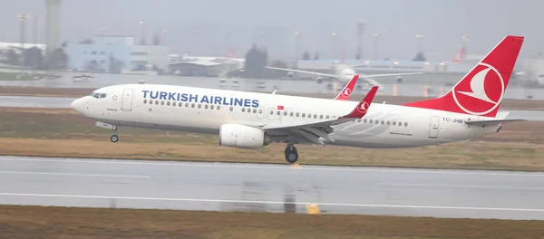 土耳其伊斯坦布尔 2018年3月04日 土耳其航空公司波音 737 8F2 40980 登陆伊斯坦布尔阿塔蒂尔克国际机场 您是土耳其的旗子载体与328个舰队大小和302个目的地 — 图库照片