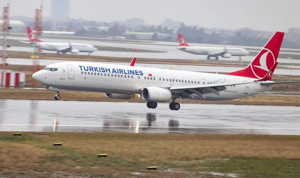 Istanbul, Türkiye - 04 Mart 2018: Türk Hava Yolları Boeing 737-9f2er (Cn 40985) açılış Istanbul Ataturk Havaalanı'na. Senin 328 filo büyüklüğü ve 302 hedefleri Türkiye'nin bayrak taşıyıcı