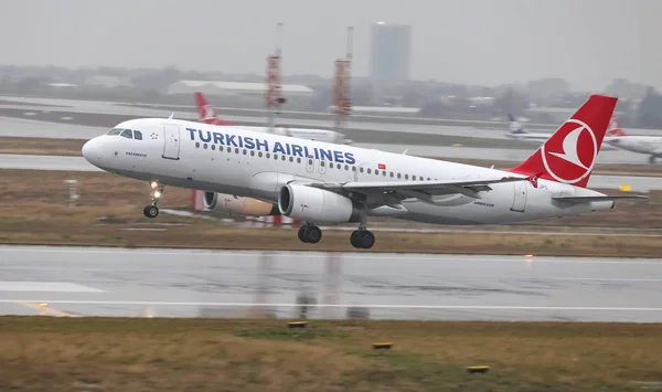 土耳其伊斯坦布尔 2018年3月04日 土耳其航空公司空客 A320 232 2928 登陆伊斯坦布尔阿塔蒂尔克国际机场 您是土耳其的旗子载体与328个舰队大小和302个目的地 — 图库照片