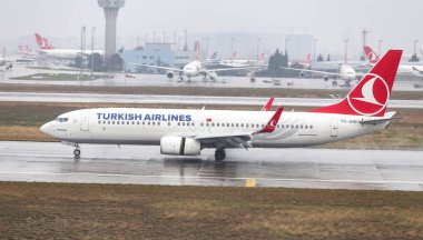 Istanbul, Türkiye - 04 Mart 2018: Türk Hava Yolları Boeing 737-8f2 (Cn 40987) açılış Istanbul Ataturk Havaalanı'na. Senin 328 filo büyüklüğü ve 302 hedefleri Türkiye'nin bayrak taşıyıcı